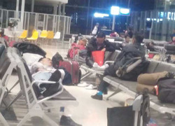 Hàng không liên tục hủy bay, hành khách vạ vật, ngủ thiếp ở phòng chờ