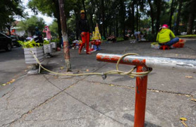 Ảnh: Muôn kiểu lắp barie trên phố Sài Gòn