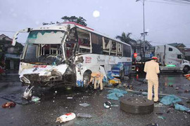 Hai xe khách nát bét sau cú tông kinh hoàng trước cổng bến xe