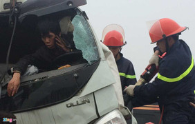 Tự đâm vào xe container đỗ ven đường, tài xế xe tải kẹt cứng trong cabin