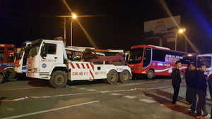 Tập trung phản đối phân tuyến, hàng loạt xe khách bị cẩu đi trong đêm