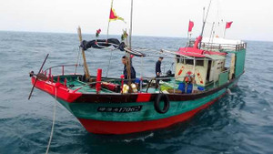 Truy bắt 2 tàu cá Trung Quốc xâm phạm vùng biển Việt Nam