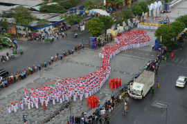 Hàng nghìn thiếu nữ Sài Gòn đồng diễn áo dài trên phố đi bộ Nguyễn Huệ