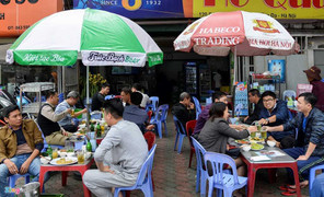 Quán nhậu Hà Nội coi vỉa hè như 'của nhà mình'