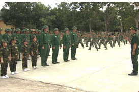 Tân binh đưa em sinh đôi vào doanh trại để về nhà cưới vợ