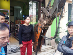 Hà Nội dẹp 'cướp' vỉa hè: Chủ cửa hàng tạp hóa quyết không trả lại vỉa hè