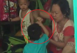 Hai bảo mẫu kẹp nách, đánh đập trẻ dã man khi cho ăn gây phẫn nộ