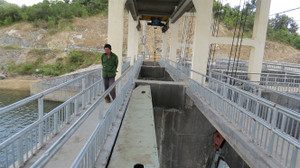 Tạm giữ ba 'ma men' tự ý mở van hồ chứa, gây ngập úng cả vùng