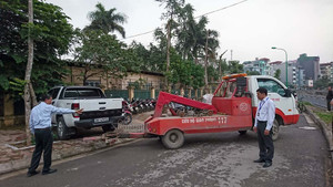 Hà Nội dẹp 'cướp' vỉa hè: Một ô tô đỗ sai quy định, 4 cơ quan cùng vào cuộc