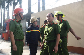 Gần 200 cảnh sát vẫn tiếp tục chữa cháy trong khu công nghiệp ở Cần Thơ