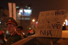 Người dân đưa hàng chục ô tô đỗ trước cổng chính tòa chung cư ở Hà Nội