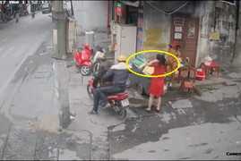 Video: Người phụ nữ bị 2 tên cướp giật dây chuyền giữa ban ngày