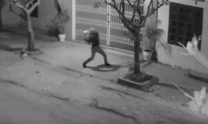 Bị truy đuổi vì ném 'bom bẩn' vào nhà thầy giáo, nhóm thanh niên rút dao chống trả