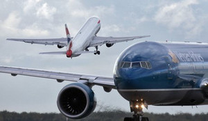 Hai máy bay suýt va nhau tại sân bay Cam Ranh