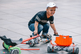 Ảnh: Muôn kiểu mưu sinh trên phố đi bộ Hồ Gươm