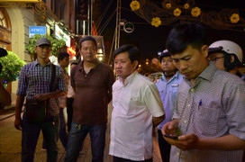 Tối Chủ nhật, ông Đoàn Ngọc Hải một mình xuống đường xử lý hàng loạt ô tô vi phạm