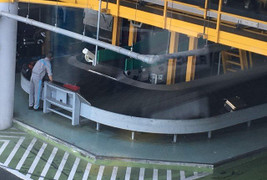 Hành khách tố nhân viên an ninh hàng không nhặt được 5.200 USD không trả