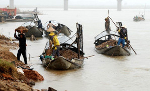 Đề xuất hút cát sông Trà Khúc để nuôi đội bóng đá Quảng Ngãi