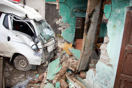 Xe tải tông sập nhà dân, 3 người thương vong