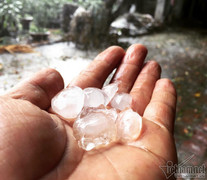 Xuất hiện mưa đá bất thường ở Hà Nội