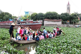 Rùng mình cảnh 40 học sinh chen chúc trên con đò cũ rách