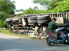 Xe tải lật đè xe máy, 2 người chết, 1 người bị thương