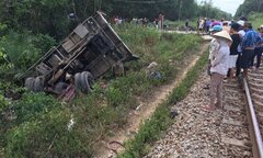 Tài xế xe tải bị tàu tông chết đúng ngày vợ chuyển dạ
