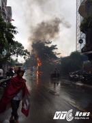 Cột điện bốc cháy ngùn ngụt, nổ như pháo giữa trời mưa lớn ở Hà Nội