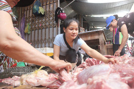 Bán thịt lợn giá rẻ bị hắt dầu luyn trộn chất thải: Chen chân ủng hộ chị Xuyến