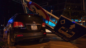 Tránh xe taxi, ô tô mất lái đâm đổ cột biển BRT