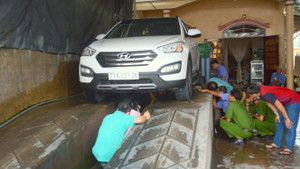 Thi thể người đàn ông khỏa thân với nhiều vết thương: Nạn nhân bị ô tô kéo lê 50 km