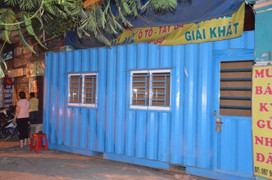 30 côn đồ xông vào nhà đánh người, cẩu container chặn bít cửa