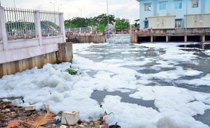 'Tuyết' trắng xóa phủ kín kênh sau cơn mưa lớn ở Sài Gòn