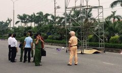 Lắp đèn chiếu sáng, một bảo vệ bị điện giật chết