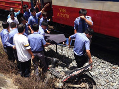 Băng xe máy qua đường ray, người phụ nữ bị tàu hất văng