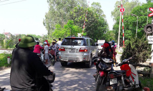 Bỏ lại xe máy và mẩu giấy nhỏ, thiếu nữ nhảy cầu tự tử