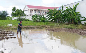 Đi tắm mưa, hai chị em chết đuối dưới hố nước sâu