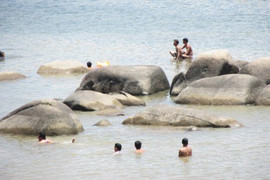 Tắm sông khi thủy điện đang xả nước, 4 học sinh bị cuốn trôi