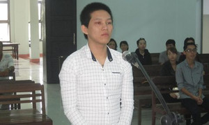 Bị đuổi việc, nam thanh niên vác dao đâm chủ quán karaoke