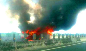 Xe khách bốc cháy trên cao tốc, tài xế bung cửa thoát thân