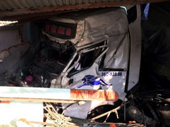 Tông chết một phụ nữ, xe đầu kéo tiếp tục đâm sập 3 nhà dân