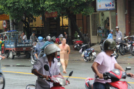 'Ma men' thoát y chặn xe, đánh người trên phố Sài Gòn