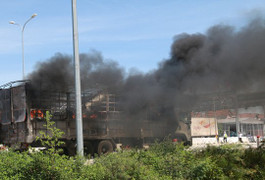 Thót tim xem tài xế điều khiển xe tải bốc cháy ngùn ngụt tránh dây điện cao thế