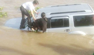 Ô tô 7 chỗ tông chết nhân viên bến phà rồi lao xuống sông