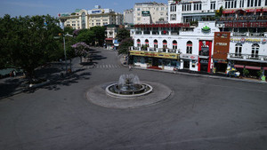 Nắng nóng kỷ lục, phố đi bộ Hồ Gươm vắng hoe như mùng 1 Tết