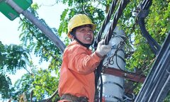 Thợ điện treo mình 17 tiếng mỗi ngày giữa chảo lửa Thủ đô