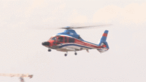 Cận cảnh trực thăng hạ cánh xuống nóc cao ốc ở trung tâm Sài Gòn