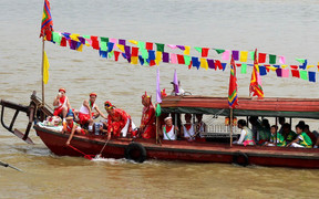 Độc đáo lễ rước nước trên sông Hồng ở hội Đình Chèm