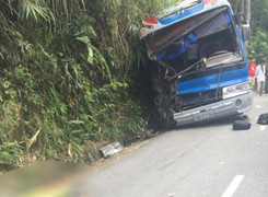 Xe chở học sinh đâm vách núi ở Tam Đảo: Cú sốc của 2 học sinh mất mẹ