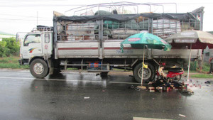 Xe máy tông đuôi xe tải, 3 thiếu niên chết thảm